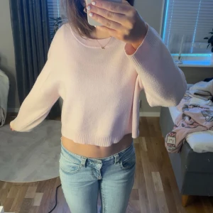 Ljusrosa stickad tröja - Säljer denna JÄTTEFINA ljusrosa stickadde tröjan. Perfekt att matcha med jeans eller kjol. Supermjuk och skön att ha på sig!
