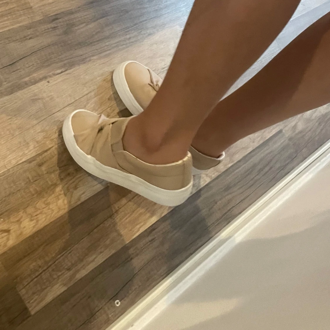 Beige slip-on sneakers med knutdetalj - 2