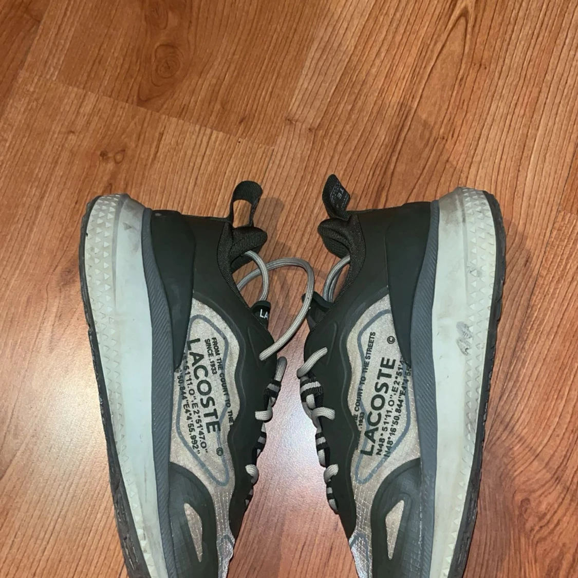 Gröna och beige sneakers från Lacoste - 1