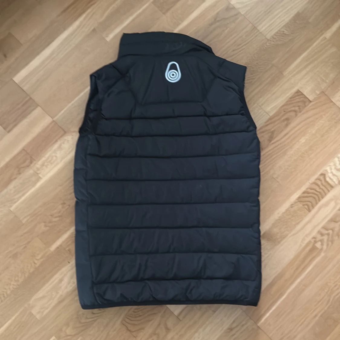 Svart dunväst från Sail Racing - 2