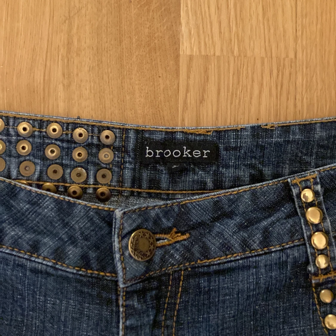 Blå low waisted jeans med nitar från Brooker - 2