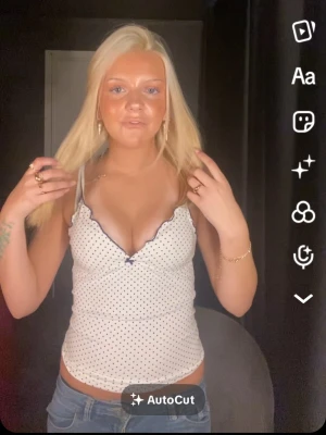 Vit prickig linnetopp med spets - Säljer en vit linnetopp med svarta prickar och dekorativ spetskant. Bilden är tagen från min TikTok och jag heter Leahenholm där så kan man gå in och kolla. Köpte i somras och andvänt 3-4 gånger, köpte för 160kr från brandy Melville därav säljer för 130