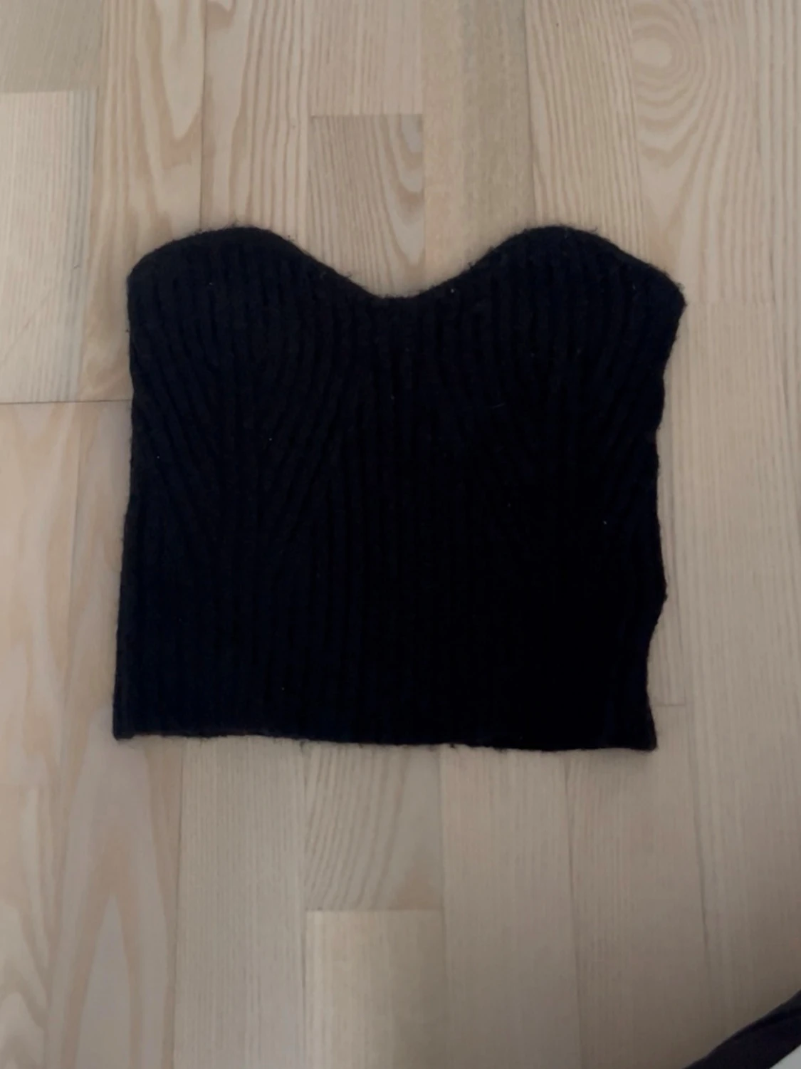 Svart ribbad stickad tubtopp