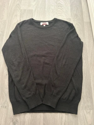 Riktigt snygg grå tröja med en logga - Skön och clean tröja med en logga på bröstet. 