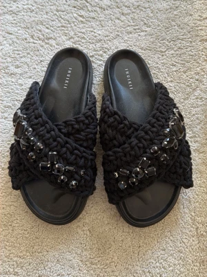Svarta sandaler med pärlor från Inuikii - Säljer ett par svarta sandaler från Inuikii med. De är helt nyköpta för 2 månader sedan och aldrig använda. Köpte de för 2600kr nya på inuikkis hemsida 🖤Perfekta för dig som vill ha något unikt och trendigt.