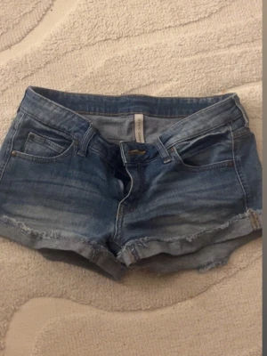 Blåa lågmidjade jeansshorts  - Blåa jeansshorts som är fina till sommaren💕
