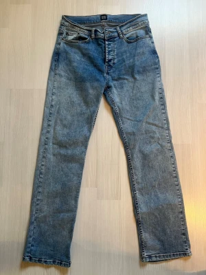 Monten Jeans  - Blåa jeans från coola märket Monten, riktigt sjysst material och storlek 30/30