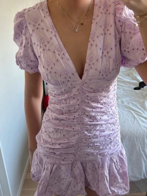 Ljuslila klänning med volang - Säljer min jättefina ljuslila klänning från Zara! Den har en liten defekt vid dragkedjan men syns knappt då det ligger tyg under! Storlek m men passar mig som är en s!