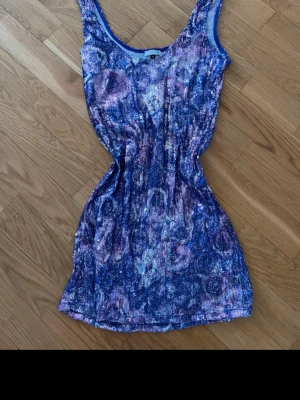 Blå-lila glittrig miniklänning - I mycket bra skick, otroligt vacker klänning inför sommaren, Ibiza vibe 🎆