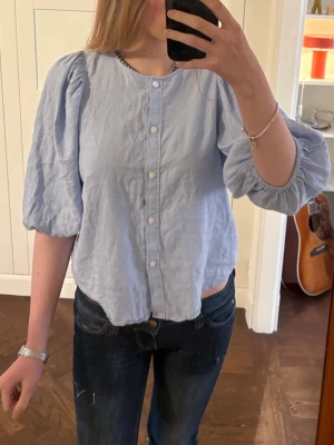 Söt ljusblå linnetopp, trekvartsärm - Säljer denna söta topp. Toppen är i linnemix och passar perfekt till vår/sommar. Hör av er om det önskas fler bilder eller har andra frågor osv💕💕