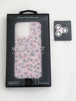 Wildflower Baby Pink Posie Rosie Skal och Kamera Bling - Fint helt nytt Baby Pink Posie Rosie skal och Kamera Bling för iPhone 15 PRO Max från Wildflower 