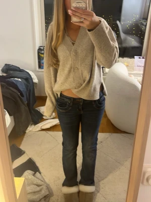 Mörkblå jeans från LTB - Säljer ett par mörkblå jeans från LTB med klassisk femficksmodell och snygga kontrastsömmar. Jeansen har låg midja och raka ben, samt coola detaljer på bakfickorna. Perfekta till vardagslooken och passar till det mesta.