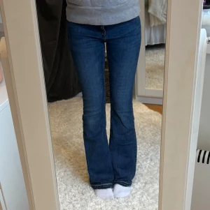 Mörkblå bootcut jeans - Snygga mörkblå bootcut jeans I storlek 164, knappt använda.💞