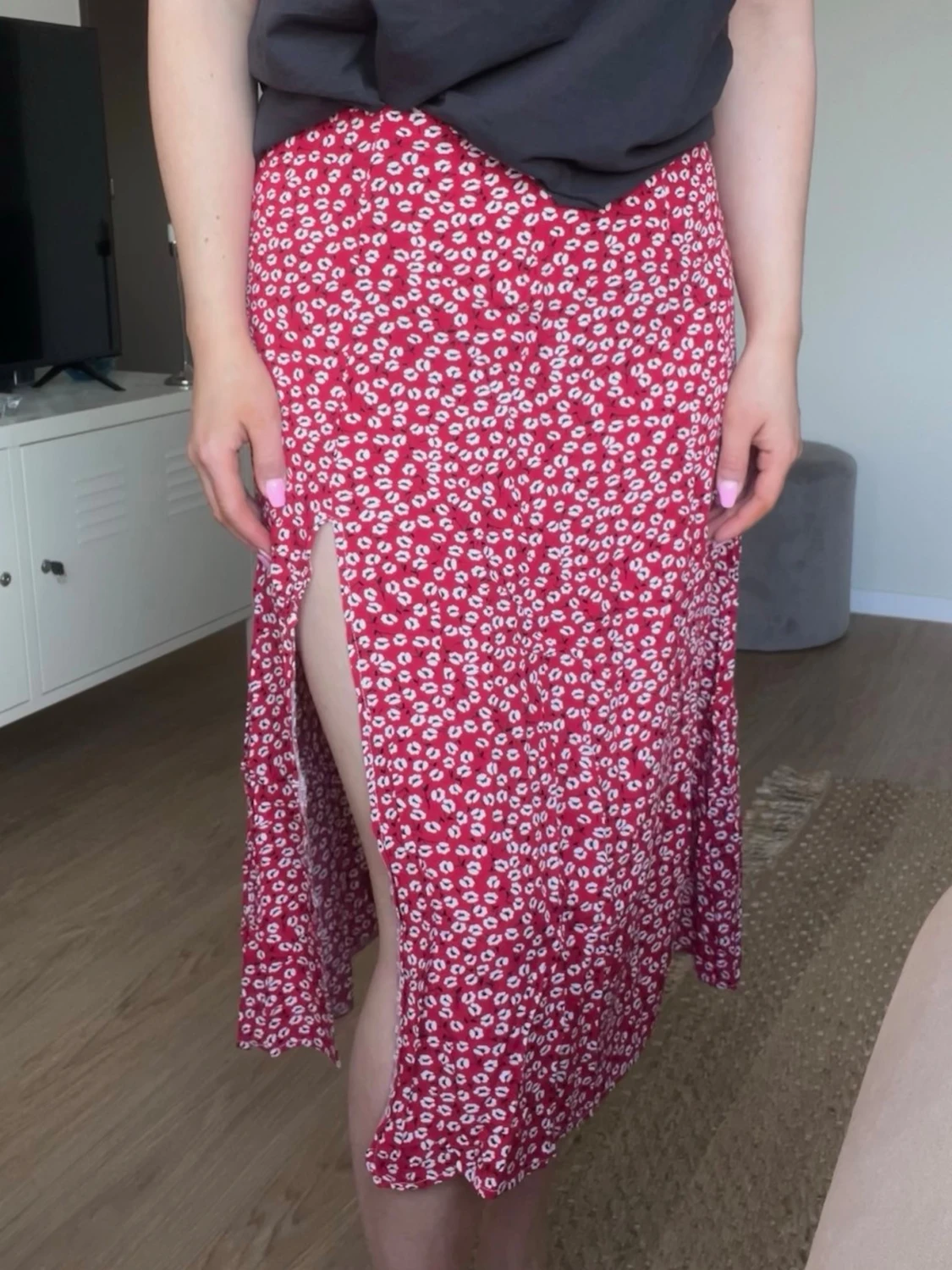 Blommig långkjol med slits och dragkedja- stl M, mycket bra skick