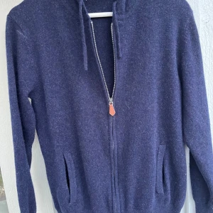 Marinblå hoodie i Kashmir  med dragkedja - Kashmir Hoodie, Marinblå, Strl. XS Säljer en lyxig och supermjuk luvtröja i 100% Kashmir. Perfekt basplagg. • Färg: Marinblå • Storlek: XS • Detaljer: Dragkedja med snygg läderdetalj, luva, fickor. Nackdelen är att det är två små hål i båda armbågarna 