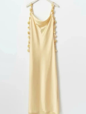 gul satinklänning - sååå fin satinklänning som endast är använd en gång så som ny!! perfekt till balen💞💞