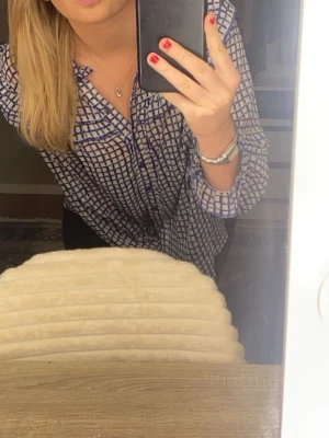 Blåvitrutig blus. - Säljer en jätte fin blå mönstring blus som är lite genomskinlig. Jätte fin till våren och passar bra till sommarens färger.💕 storlek uppkommer inte men skulle säga att detta är en S-M. 1 knapp till kommer