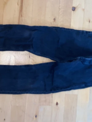 Svarta Jack and Jones loose Chris 28/30 - Snygga svart Jack and Jones jeans🤩, som inte passar mig de är kanske 6 månader gamla och har inte använt de så mycket