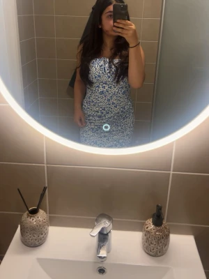 Klänning - Söt blå blommig klänning. Den är medellång, storlek M. Använd 1 gång . Från Shein.!