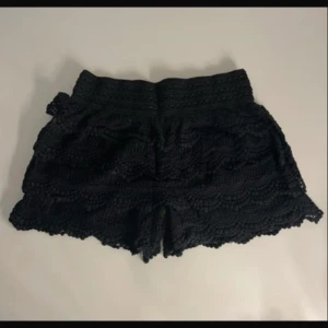Spets shorts - De är använda men fortfarande i väldigt bra skick, skulle säga att de passar XS-M
