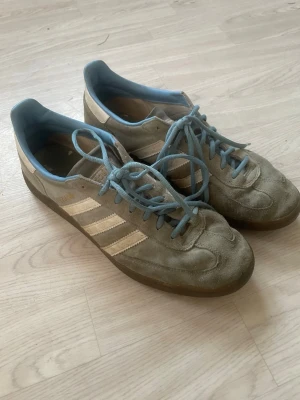 Adidas spezials ljus blåa - Säljer ett par Adidas sneakers i ljus blå mocha. Bra för street wear.