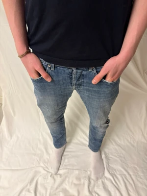 DONDUP GEORGE - Mörkblåa dondup jeans (Storlek 31). Nypris 4000 kr vårt 499 kr! Om ni har några frågor kontakta oss!