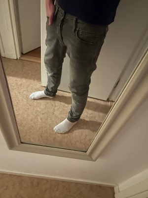 Gråa jeans med slitningar - Feta gråa jeans som tyvärr är för små för mig. Från Jack & Jones utan några defekter. Hör av dig vid frågor👌🏼