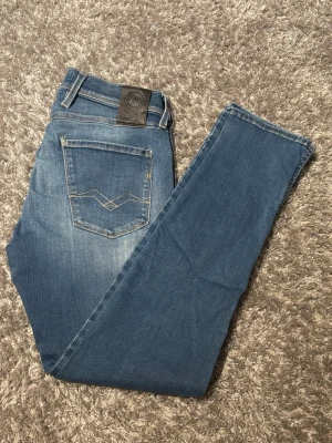 Replay Jeans  - Säljer ett par Replay Hyperflex jeans i modellen Anbass. Väldigt snygg blå tvätt i storlek w30 l30 och riktigt sköna tack vare stretchigt Hyperflex-material. Slim fit som sitter nice och passar till allt.