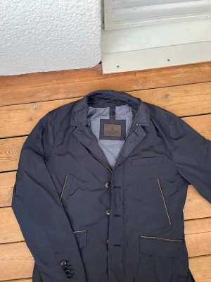 Massimodutti jacka - En marinblå jacka från massimodutti i storlek M. Jackan är i bra skick och har inga deffekter och är ett perfekt plagg att lägga till i garderoben särkilt nu när våren är i full gång. Hör gärna av er om ni har några frågor ☺️