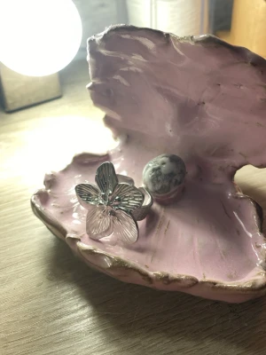 Silverfärgad blomring i metall - Snygg ring i silverfärgad metall med en stor blomformad detalj framtill. Blomman har tydliga bladnerver och en glansig finish som ger ett unikt och trendigt uttryck. Perfekt accessoar för dig som vill sticka ut med din stil.