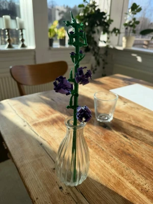 Lila lego-blomma  - Säljer en lila legoblomma med instruktionsblad för montering. Jag kan ta isär bitarna om så önskas.