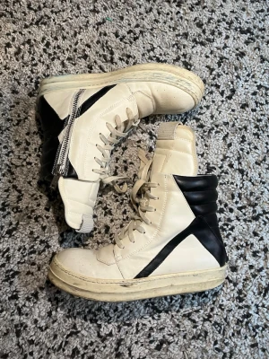 Vintage Rick Owens Geobaskets - Tja! Nu säljer jag mina tvärfeta Rick owen geobaskets🫡 De här e basically holy grail av skor och nu kan de bli dina👏Strlk 43 och i bra skick! Tveka inte på att skriva ifall ni har frågor