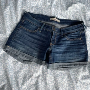 Hollister jeansshorts w 24 - Blåa Hollister jeansshorts i storlek 24, knappt använda. 
