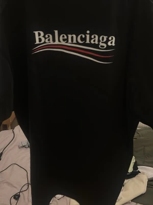 Balenciaga t shirt  - Äkta såklart. Ni kan legitchecka den. 