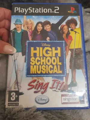 High School Musical Sing It! PS2 - High School Musical Sing It! till PlayStation 2 är ett karaoke-spel med låtar från båda High School Musical-filmerna. 