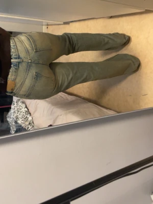 Ljusblå och lite gula jeans low waist loose  - Ljusblå jeans från lager 157 med klassisk femficksdesign och loose ben. Jeansen är lågmidjade.