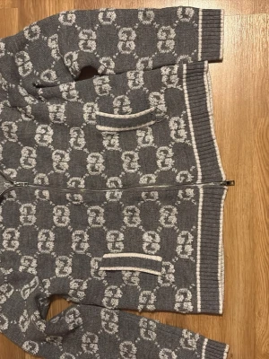Gucci zipper - Jag säljer min Gucci zipper. Den är helt ny och helt fläckfri. Kvaliteten är jättebra och passformen sitter som den ska. Om du har frågor eller funderingar så är det bara att höra av sig.