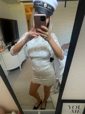 Vit spetsklänning med trekvartsärm STUDENTKLÄNNING  - En jätte fin vit såetsklänning som är perfekt till studenten! 😍😍