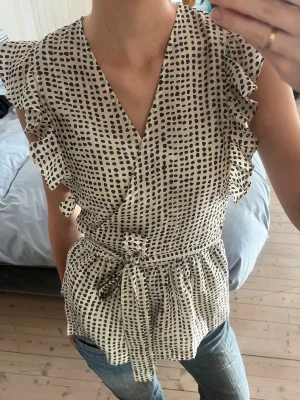 Prickig omlottopp från Second Female - Söt topp som passar perfekt nu till sommaren 🌞🌞Storlek S men passar Xs-M skulle jag säga 😊
