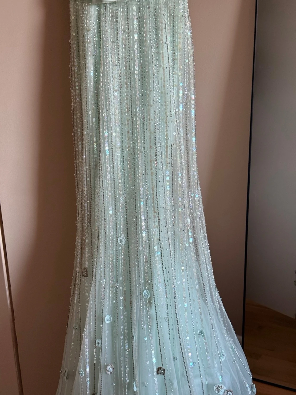 Ljusblå långklänning med paljetter från Dressroom Linne - 3