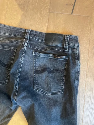 Svarta slim fit jeans -  Sitter som 30/30Säljer ett par svarta slim fit jeans med klassiska bakfickor och raka ben. Jeansen har en snygg tvätt och är tillverkade i ett stretchigt denim-material som sitter bekvämt. Perfekta för dig som gillar en stilren look.