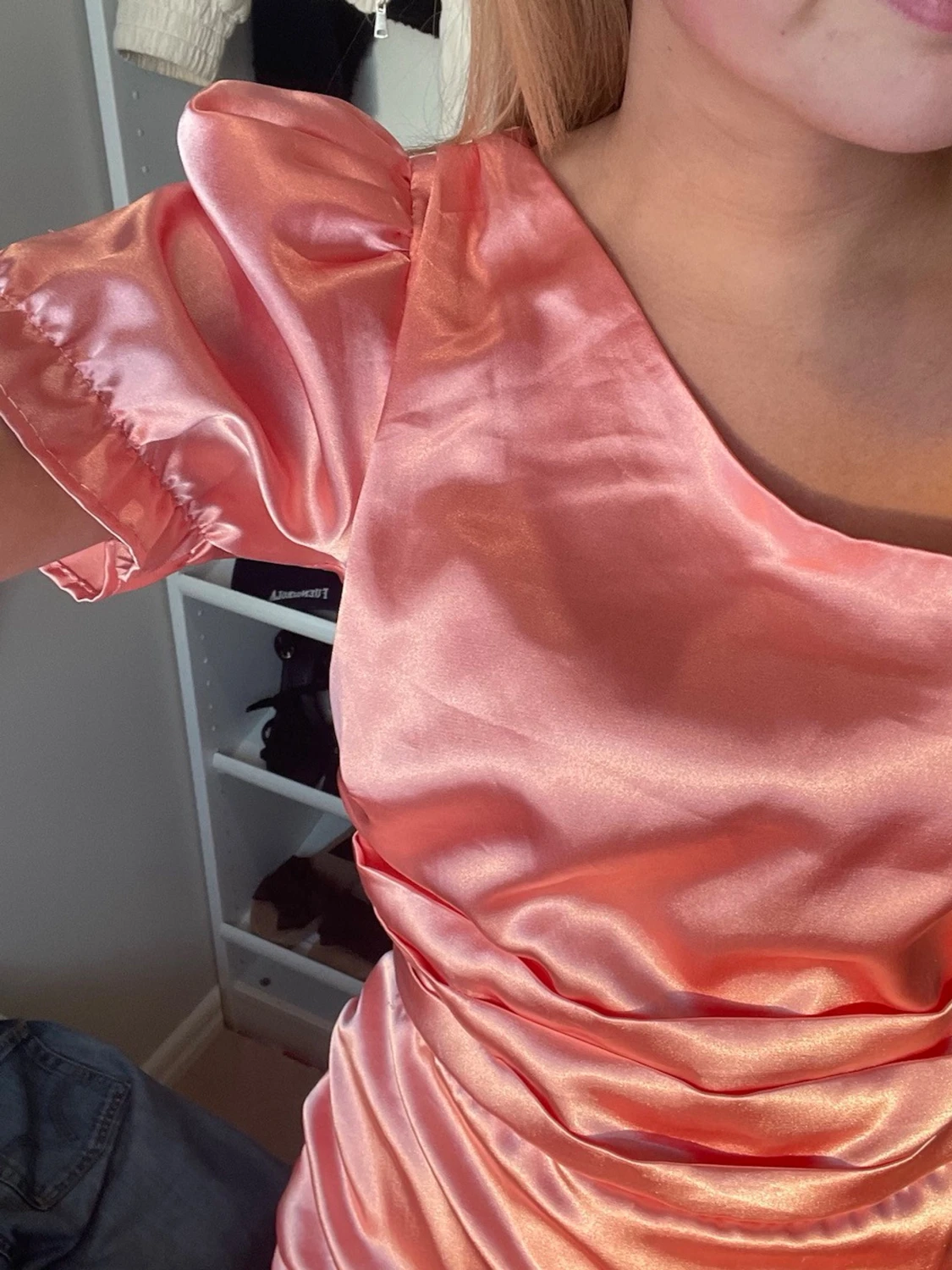 Rosa satin one shoulder klänning - 1