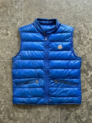 Moncler GUI väst - Säljer denna snygga moncler gui väst! | Storlek 3, passar medium | Skick: 7/10, lite skavanker men verkligen inget som syns vid användning | Pris: 1300kr ‼️ sjukt bra pris! | Garanterar alltid äkthet på alla våra varor.