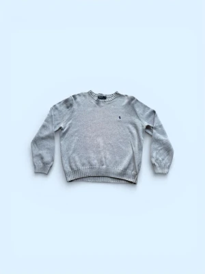 Polo Ralph Lauren stickad  - Stickad grå Ralph lauren storlek L inga defekter förutom en lite fläck vi kragen som förmodligen går bort i tvätten. Skicka vid intresse eller frågor!😁