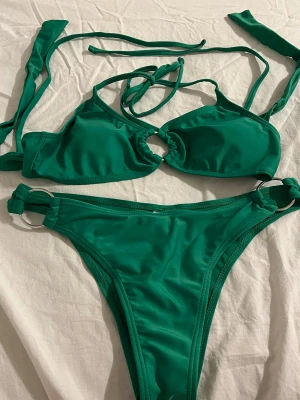 Ny! Halfheart/dollskill grön bikini - Ny! Grön bikini set med ring detaljer från Halfheart / Dollskill. Padded och går att ta bort.  Köptes i 2022 men aldrig använd. Nypris: 381:-