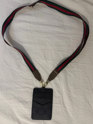 Korthållare med band  - Helt ny korthållare med band aldrig använd 