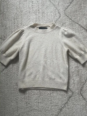 Beige stickad tröja med puffärm - Säljer en super skön söt tröja ifrån Vera Moda i storlek XS. Den är nästan aldrig använd🥰