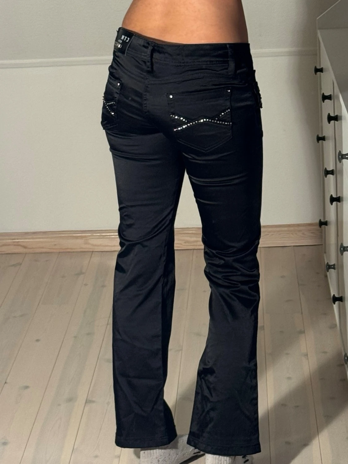 Lågmidjade utsvänga jeans i satin - 1