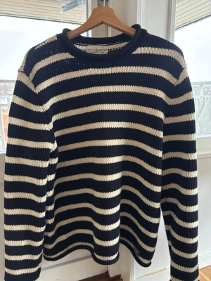 Randig stickad tröja från Ralph Lauren - Snygg grovstickad tröja från Denim & Supply Ralph Lauren med rullad krage. Priset är inte hugget i sten!