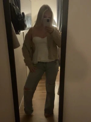 Zara jeans - Så fina jeans från Zara! Som tyvärr inte säljs längre❤️kom gärna med rimliga bud🥰i storlek 38 men skulle säga att dom är väldigt små i storlek och passar 36 bättre👍